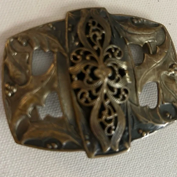 Large jewelry brooch pin. Measures approx.  2“ x 3“. Kinda copper/brass color. - Picture 2 of 7